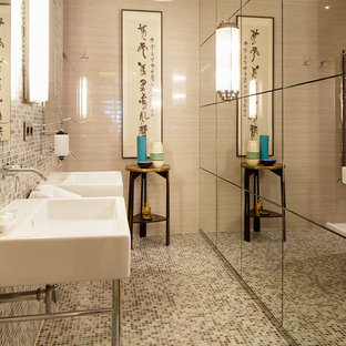 Modelo de cuarto de baño de estilo zen, de tamaño medio, con baldosas y/o azulejos multicolor, baldosas y/o azulejos en mosaico, paredes multicolor, suelo con mosaicos de baldosas, lavabo tipo consola, suelo multicolor y ducha abierta