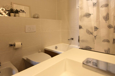 バレンシアにあるモダンスタイルのおしゃれな浴室の写真