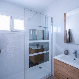 Modelo de cuarto de baño con ducha, marinero, con armarios con paneles lisos, puertas de armario de madera oscura, ducha esquinera, baldosas y/o azulejos blancos, paredes blancas, lavabo tipo consola y ducha abierta