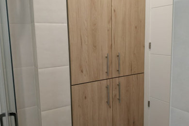 Modelo de cuarto de baño principal nórdico pequeño con baldosas y/o azulejos blancos