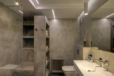 Cette photo montre une salle de bain principale tendance de taille moyenne avec des portes de placard blanches, une douche ouverte, un carrelage gris, un mur gris, un sol en carrelage de céramique, un lavabo posé, un sol gris et un plan de toilette blanc.