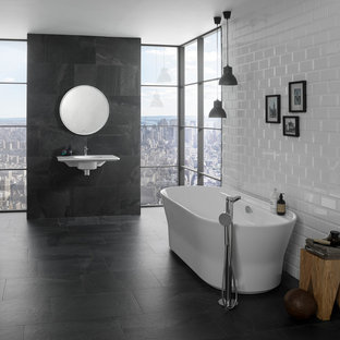 Diseño de cuarto de baño principal, contemporáneo, grande, con bañera exenta, baldosas y/o azulejos grises, baldosas y/o azulejos de cerámica, paredes blancas, lavabo suspendido, suelo gris y combinación de ducha y bañera