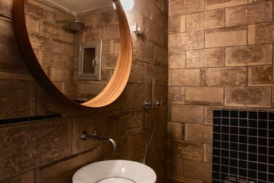バルセロナにある小さなコンテンポラリースタイルのおしゃれなバスルーム (浴槽なし) (オープンシェルフ、ベージュのキャビネット、オープン型シャワー、壁掛け式トイレ、ベージュのタイル、磁器タイル、黒い壁、磁器タイルの床、壁付け型シンク、ベージュの床、オープンシャワー) の写真