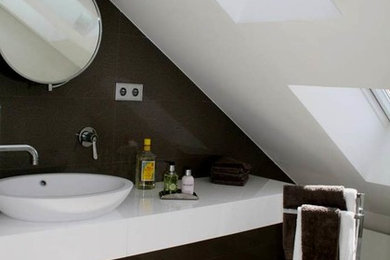 Diseño de cuarto de baño contemporáneo de tamaño medio con aseo y ducha