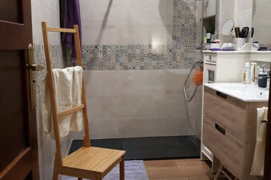 Foto de cuarto de baño principal contemporáneo de tamaño medio con ducha a ras de suelo y baldosas y/o azulejos de cerámica