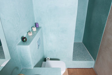 バルセロナにあるお手頃価格の中くらいなラスティックスタイルのおしゃれなバスルーム (浴槽なし) (オープンシェルフ、オープン型シャワー、壁掛け式トイレ、青い壁、アンダーカウンター洗面器) の写真