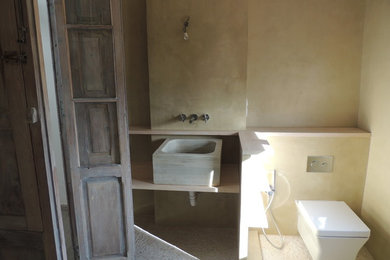 Diseño de cuarto de baño rural con microcemento