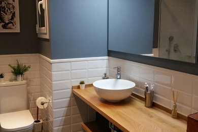 Foto de cuarto de baño nórdico con espejo con luz