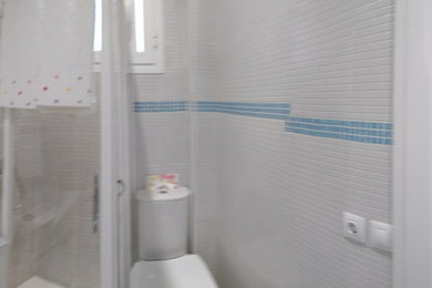 Foto de cuarto de baño clásico renovado con espejo con luz