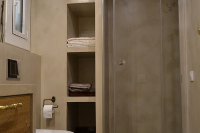 Idéer för ett mellanstort modernt en-suite badrum, med skåp i ljust trä, en hörndusch, en vägghängd toalettstol, brun kakel, beige väggar, mellanmörkt trägolv och ett fristående handfat