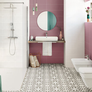 Imagen de cuarto de baño contemporáneo con puertas de armario beige, ducha a ras de suelo, sanitario de pared, baldosas y/o azulejos rosa, paredes rosas, lavabo sobreencimera, ducha abierta y encimeras beige