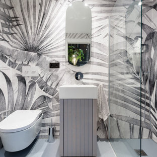 Imagen de cuarto de baño contemporáneo con armarios con paneles lisos, puertas de armario grises, ducha empotrada, lavabo tipo consola y suelo gris