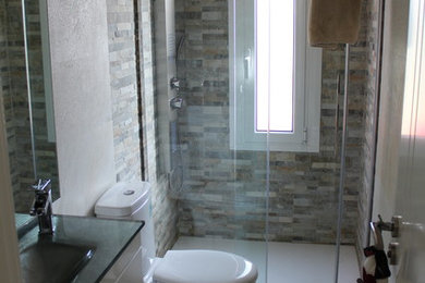 Modelo de cuarto de baño tradicional renovado pequeño con armarios con paneles lisos, puertas de armario blancas, ducha empotrada, sanitario de dos piezas, paredes multicolor, aseo y ducha y lavabo integrado