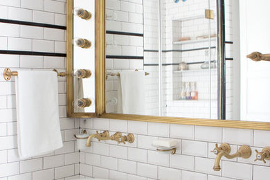 Diseño de cuarto de baño vintage con baldosas y/o azulejos blancos, paredes blancas, suelo con mosaicos de baldosas y suelo blanco
