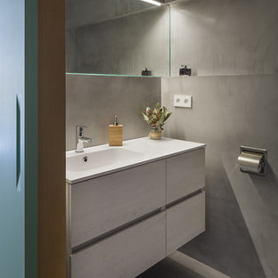 Foto de cuarto de baño principal, contemporáneo, pequeño, con armarios con paneles lisos, puertas de armario blancas, ducha a ras de suelo, sanitario de pared, baldosas y/o azulejos grises, paredes grises, suelo de cemento, lavabo de seno grande, encimera de cuarzo compacto, suelo gris y ducha abierta