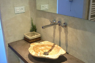 Modelo de cuarto de baño actual con microcemento