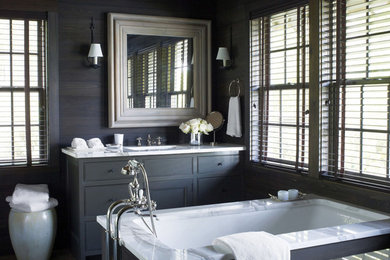 Modelo de cuarto de baño clásico renovado de tamaño medio con armarios con paneles con relieve, puertas de armario grises y bañera encastrada
