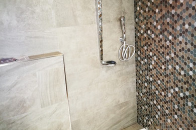 Modelo de cuarto de baño actual con baldosas y/o azulejos en mosaico y suelo gris