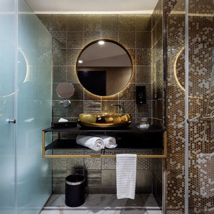 Ejemplo de cuarto de baño contemporáneo con armarios abiertos, baldosas y/o azulejos marrones, baldosas y/o azulejos blancos, lavabo sobreencimera, suelo beige, ducha con puerta con bisagras y encimeras negras