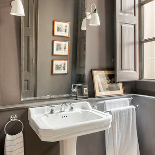 Ejemplo de cuarto de baño tradicional con paredes grises, lavabo con pedestal y suelo multicolor