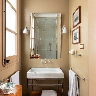 Foto de cuarto de baño clásico renovado, pequeño, con armarios abiertos, paredes marrones, lavabo tipo consola y suelo marrón