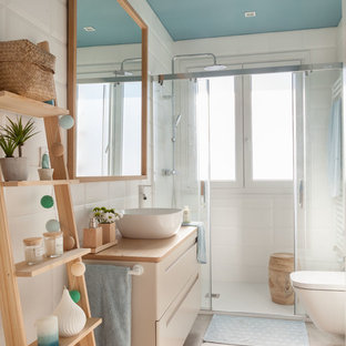 Ejemplo de cuarto de baño con ducha, nórdico, con armarios con paneles lisos, puertas de armario beige, ducha empotrada, baldosas y/o azulejos blancos, paredes blancas, lavabo sobreencimera, encimera de madera, suelo beige, ducha con puerta corredera y encimeras beige