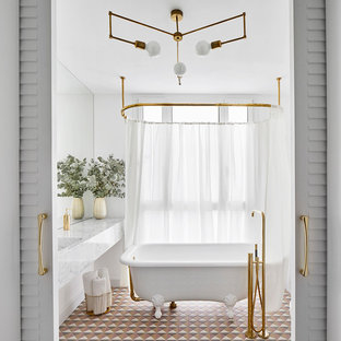 Foto de cuarto de baño principal, tradicional renovado, con bañera con patas, paredes blancas, suelo con mosaicos de baldosas, lavabo integrado y suelo multicolor