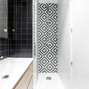 Ejemplo de cuarto de baño con ducha, escandinavo, pequeño, con puertas de armario de madera clara, baldosas y/o azulejos blancas y negros, lavabo integrado, suelo negro, encimeras blancas, armarios con paneles lisos, ducha empotrada y ducha con cortina