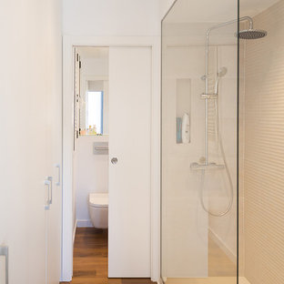 Idéer för att renovera ett mellanstort funkis badrum med dusch, med släta luckor, vita skåp, en dusch i en alkov, en vägghängd toalettstol, beige kakel, keramikplattor, beige väggar, mellanmörkt trägolv, ett fristående handfat, träbänkskiva, brunt golv och med dusch som är öppen
