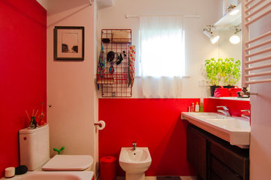 Foto de cuarto de baño principal ecléctico de tamaño medio con armarios con paneles lisos, bañera empotrada, combinación de ducha y bañera, bidé, paredes rojas, suelo de madera clara y lavabo integrado