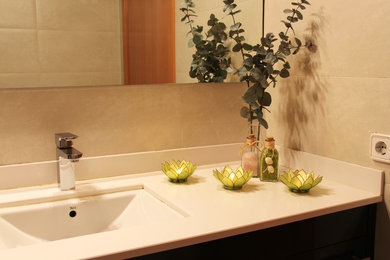 Ejemplo de cuarto de baño principal tradicional renovado grande con ducha a ras de suelo, lavabo de seno grande y ducha con puerta con bisagras