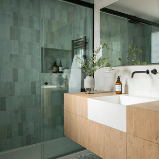 Ispirazione per una stanza da bagno con doccia nordica di medie dimensioni con ante lisce, ante in legno chiaro, doccia alcova, piastrelle verdi, top in legno, pavimento multicolore e porta doccia scorrevole
