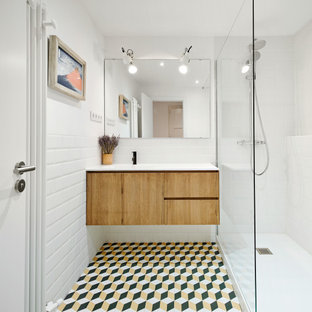 Diseño de cuarto de baño con ducha, flotante y único, actual, de tamaño medio, con armarios con paneles lisos, puertas de armario de madera oscura, ducha esquinera, baldosas y/o azulejos blancos, baldosas y/o azulejos de cemento, paredes blancas, suelo de baldosas de porcelana, suelo multicolor, ducha abierta y encimeras blancas