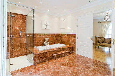 Modelo de cuarto de baño clásico grande con bañera empotrada, ducha esquinera, paredes multicolor y aseo y ducha