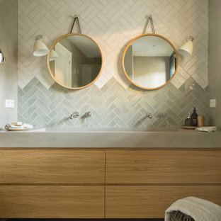 Idéer för mellanstora medelhavsstil grått en-suite badrum, med keramikplattor, ljust trägolv, släta luckor, skåp i ljust trä, grå kakel, flerfärgad kakel, vit kakel, grå väggar, ett avlångt handfat och beiget golv