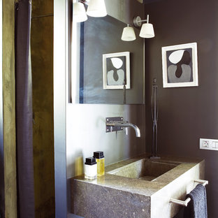 Foto de cuarto de baño con ducha, contemporáneo, pequeño, con lavabo suspendido, ducha esquinera, paredes marrones y ducha con cortina