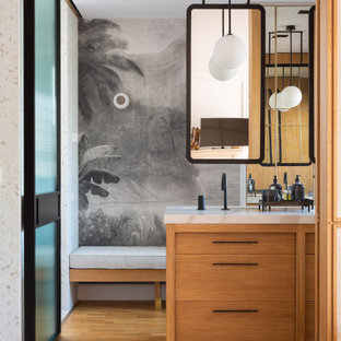 Diseño de cuarto de baño principal, único, a medida y papel pintado, contemporáneo, grande, papel pintado, con paredes multicolor, suelo de madera en tonos medios, lavabo bajoencimera, encimera de mármol, encimeras blancas, papel pintado, armarios con paneles lisos, puertas de armario de madera oscura y suelo marrón