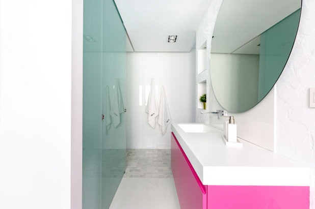 Contemporary Bathroom by Lupe Clemente Fotografía