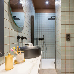 Ejemplo de cuarto de baño infantil, contemporáneo, pequeño, con baldosas y/o azulejos azules, baldosas y/o azulejos de cerámica, lavabo sobreencimera, encimera de mármol, ducha empotrada, ducha con puerta con bisagras, paredes azules y encimeras blancas