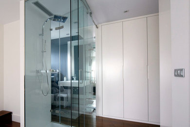 Modelo de cuarto de baño moderno con espejo con luz