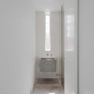 Foto de cuarto de baño con ducha, único y flotante, moderno, pequeño, con puertas de armario grises, paredes blancas, lavabo suspendido, suelo gris y encimeras grises