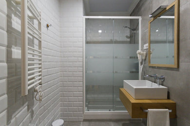 Пример оригинального дизайна: маленькая ванная комната в современном стиле для на участке и в саду