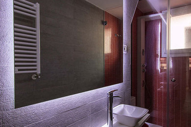 Imagen de cuarto de baño actual de tamaño medio con armarios abiertos, ducha abierta, sanitario de pared, aseo y ducha y lavabo sobreencimera