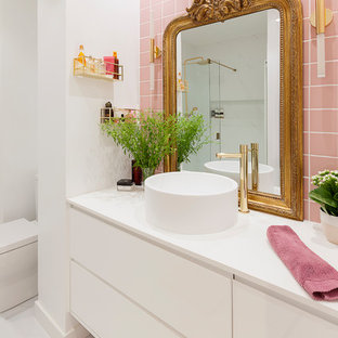 Foto de cuarto de baño principal, contemporáneo, de tamaño medio, con armarios tipo mueble, puertas de armario blancas, ducha a ras de suelo, baldosas y/o azulejos rosa, baldosas y/o azulejos de cerámica, paredes blancas, suelo de mármol, lavabo sobreencimera, suelo blanco, ducha con puerta corredera y encimeras blancas