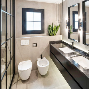 Modelo de cuarto de baño con ducha, contemporáneo, de tamaño medio, con puertas de armario negras, bidé, baldosas y/o azulejos de cerámica, encimera de mármol, armarios con paneles lisos, ducha abierta, baldosas y/o azulejos beige, paredes beige, lavabo bajoencimera, suelo beige, ducha abierta y encimeras negras