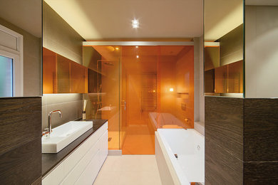 Diseño de cuarto de baño principal contemporáneo grande con armarios con paneles lisos, puertas de armario blancas, bañera empotrada y ducha a ras de suelo