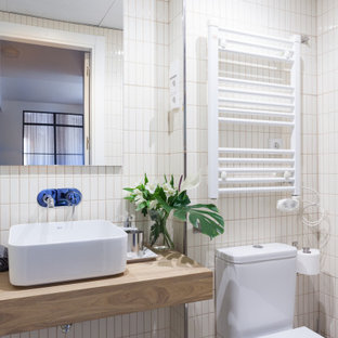 Ejemplo de cuarto de baño con ducha, contemporáneo, pequeño, con armarios abiertos, puertas de armario de madera oscura, sanitario de una pieza, baldosas y/o azulejos blancos, baldosas y/o azulejos beige, baldosas y/o azulejos de cerámica, lavabo sobreencimera, encimera de madera, paredes multicolor y encimeras beige