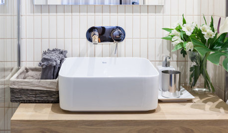 Parecidos razonables: 2 baños pequeños cómodos y funcionales