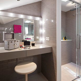 Ejemplo de cuarto de baño actual con ducha a ras de suelo, baldosas y/o azulejos grises, paredes grises, suelo blanco, ducha con puerta corredera y encimeras grises