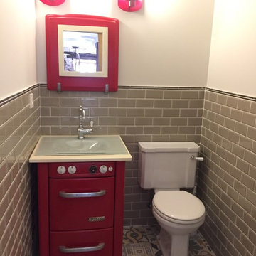 EL MUEBLE DE ESTE ASEO ES UNA COCINA ANTIGUA RECONVERTIDA EN LAVABO